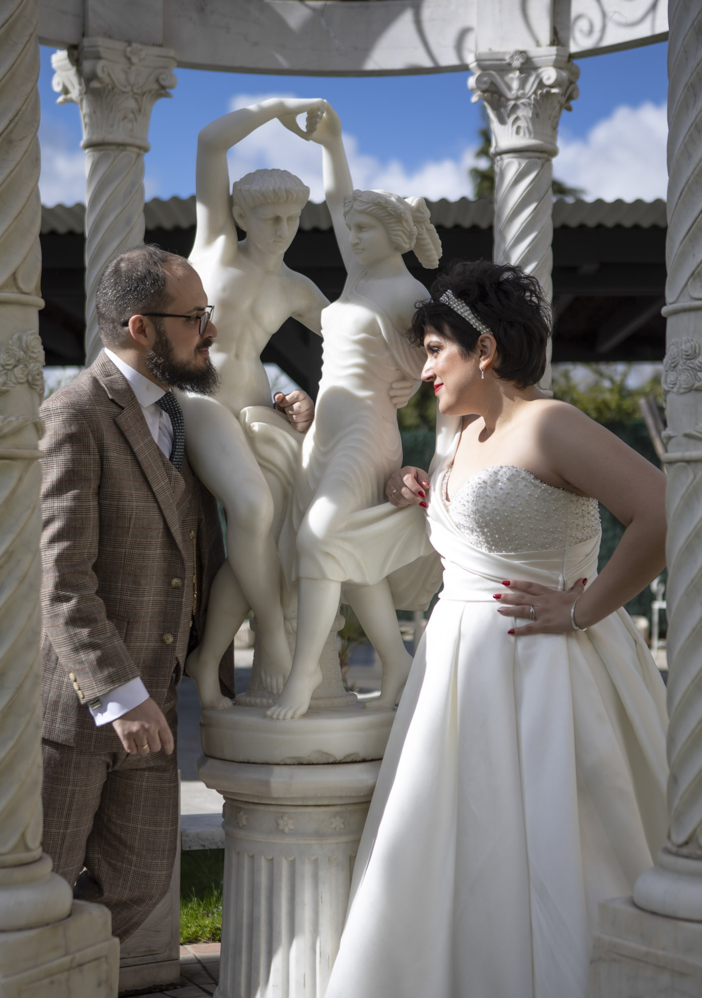 Novios entre esculturas clásicas en boda en finca de Madrid