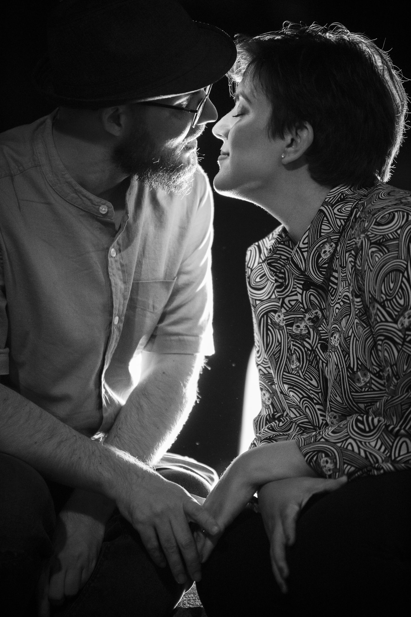 Retrato artístico de pareja de novios en blanco y negro