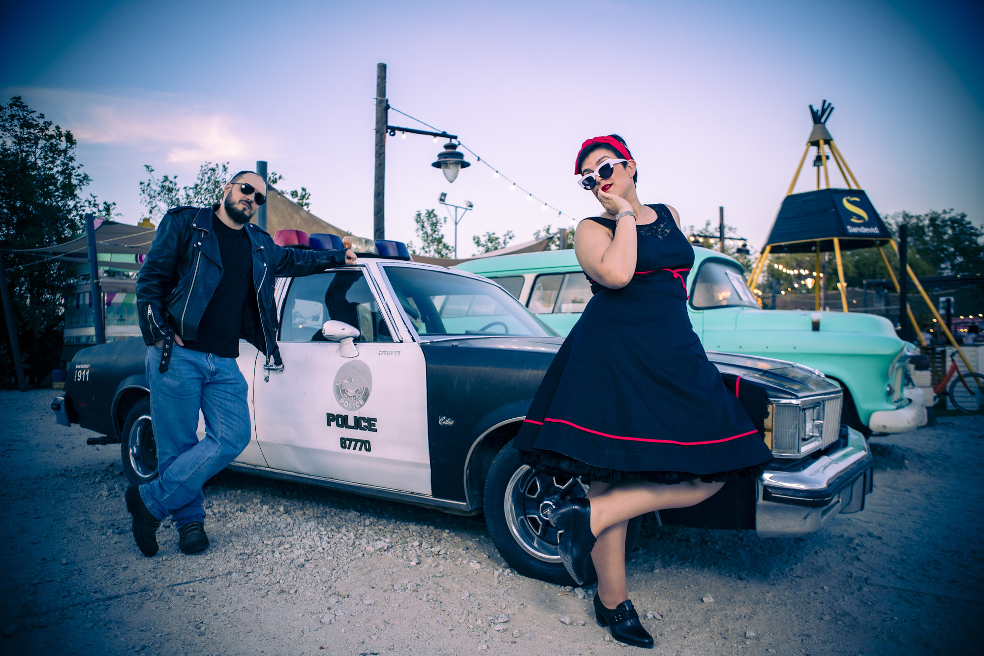 Sesión temática rockabilly con coche antiguo en evento privado