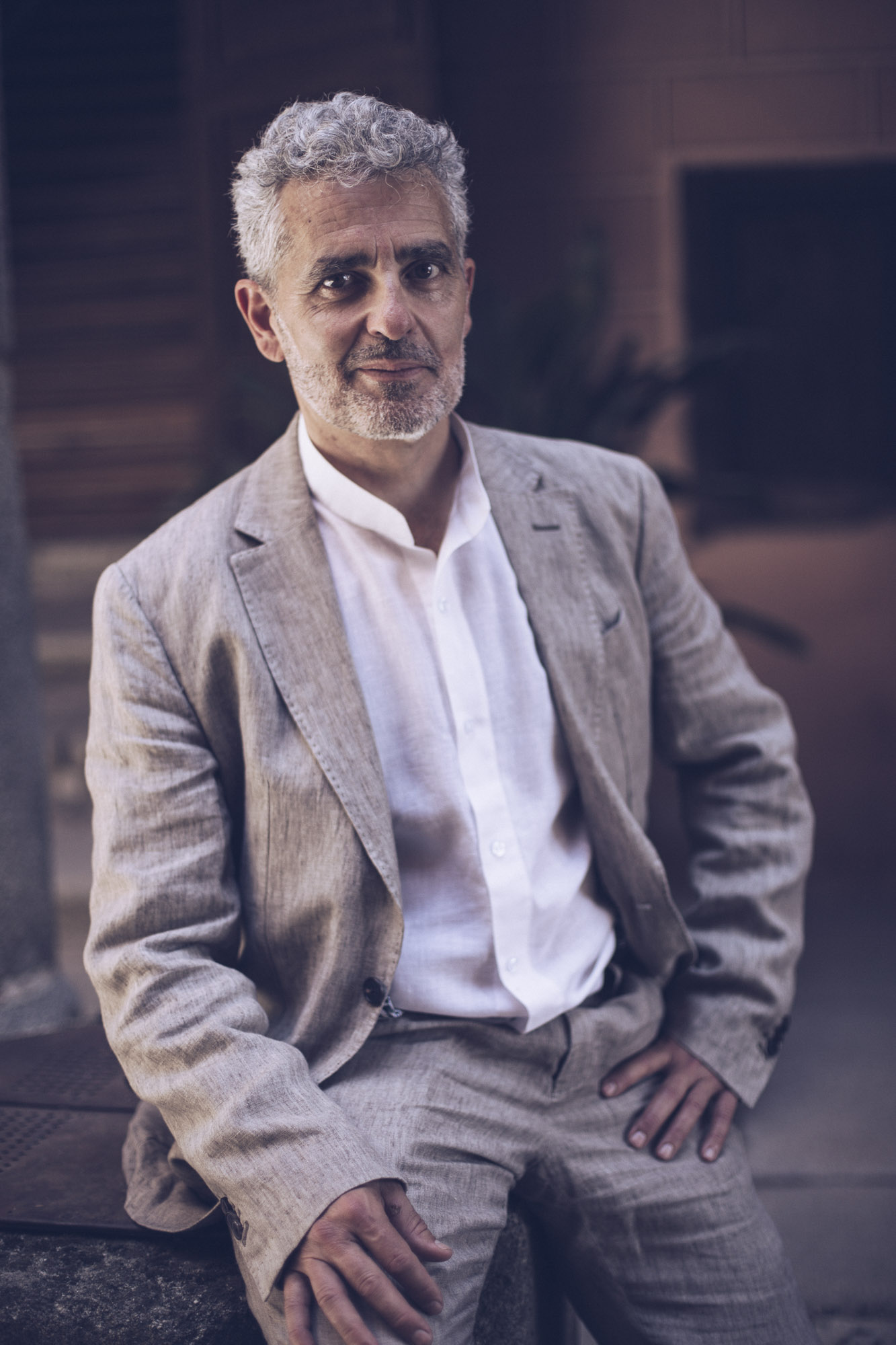 Retrato editorial de hombre con traje de lino en evento en Madrid