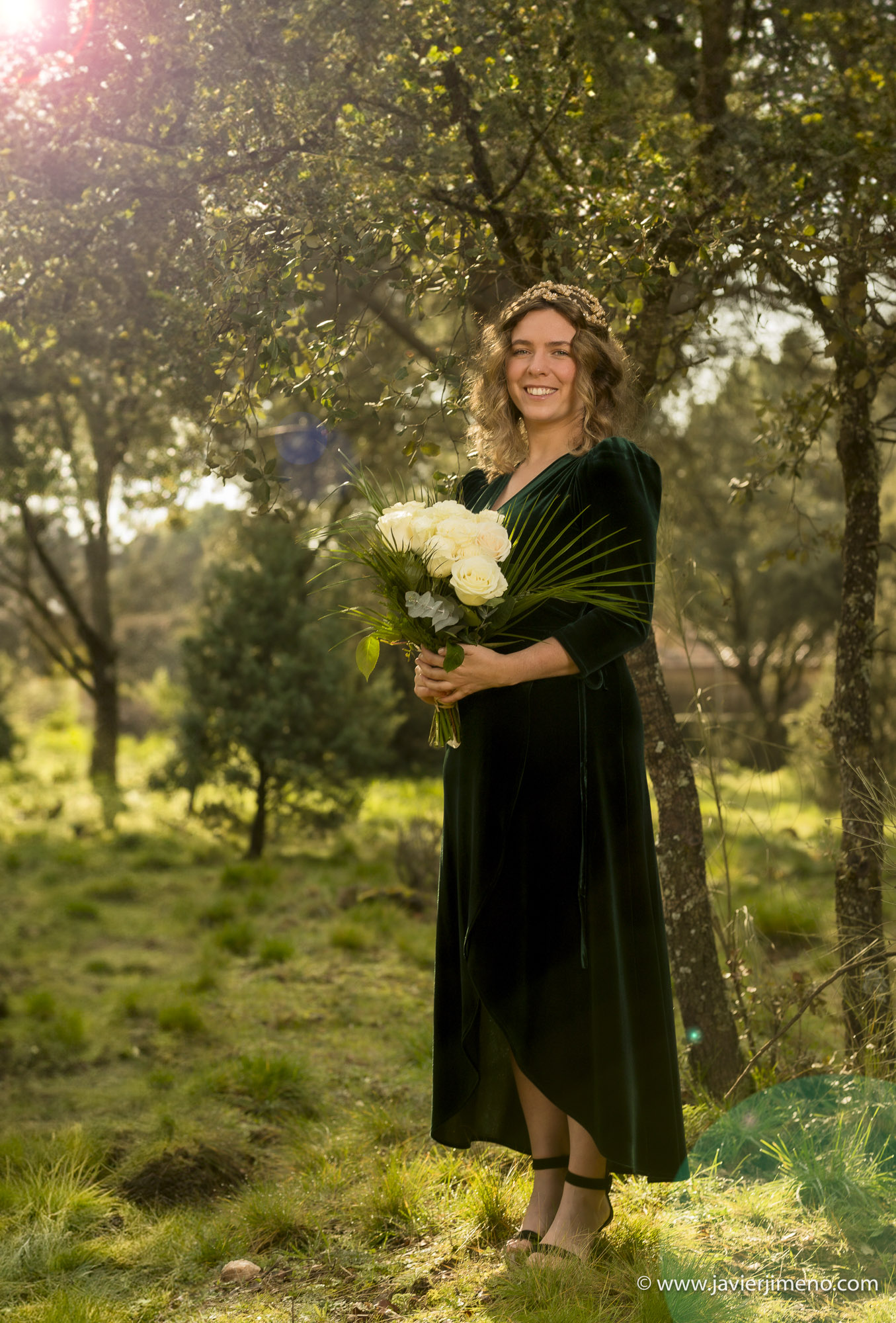 Retrato de novia con vestido verde y ramo blanco en bosque de la sierra de Madrid