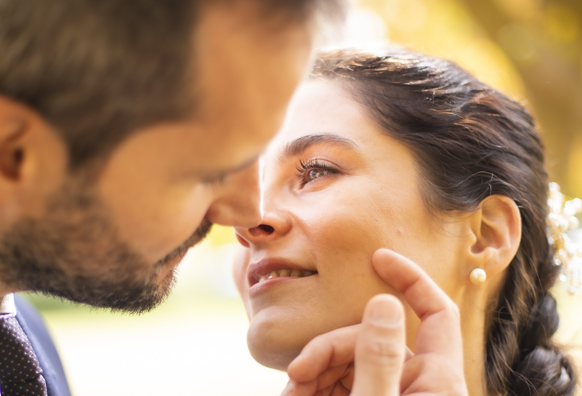 Novios en un momento íntimo el día de su boda