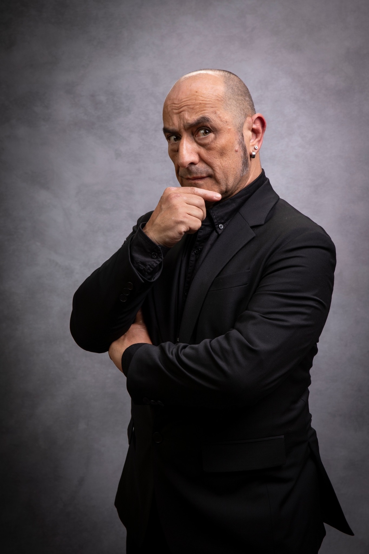 Retrato de Javier Jimeno, fotógrafo de bodas en Torrelodones, cámara en mano